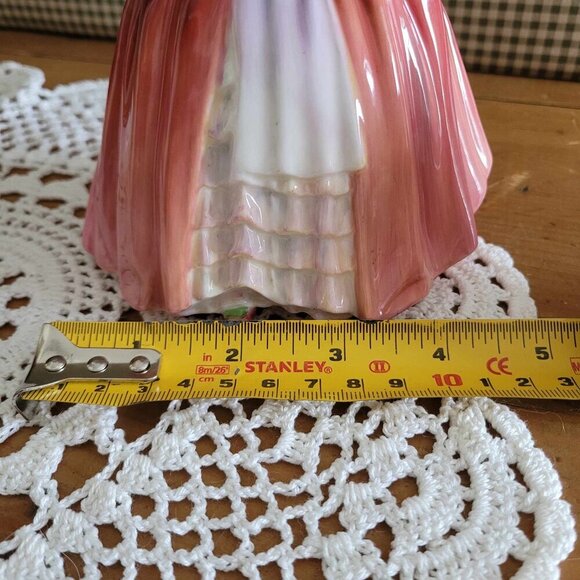 “Janet” Figurine HN1537 of Royal Doulton - Lady with Flower Basket - Picture 11 of 12